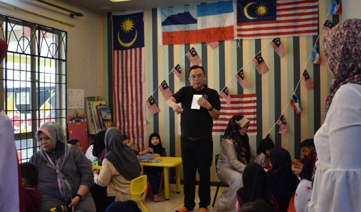 A group photo of children and parents in a kindergarten
