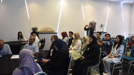 Appreciation Plaque being presented to Skintific Malaysia.