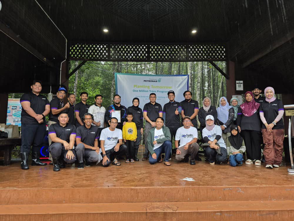 UMCares and Petronas representatives at the site.