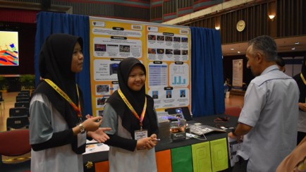 Students presenting their DIY prototype