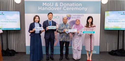 Delegates from Universiti Malaya and KAO posing together